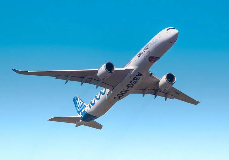 El segundo Airbus más grande del mundo despierta admiración en Loiu en unos ejercicios prácticos